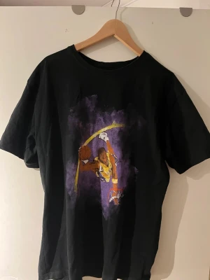 Kobe t-shirt  - Oversize t-shirt med Kobe bryant tryck från Mister tee. Ny pris ca 300-400kr Nästan aldrig använd 