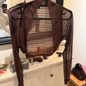 Brun mesh kofta med lång ärm - Köptes secondhand i london. Jättebra skick 