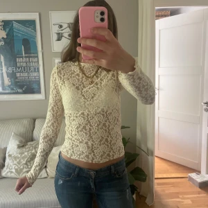 Spets tröja  - Super söt krämvit spets tröja🥰