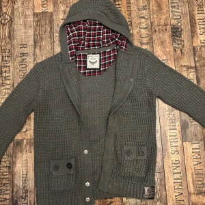 Fet stickad cardigan - Säljer min riktigt feta cardigan från brave soul som är perfekt nu till hösten och vintern. Den är väldigt skön och håller dig varm på kyligare dagar🙌 Nypris: 1700kr Storlek: L 
