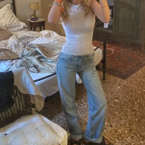 Ljusblå raka jeans med loose fit - Säljer ett par ljusblå jeans med rak passform och avslappnad loose fit. Jeansen har klassisk femficksdesign, normal midja och är tillverkade i jeansmaterial. Perfekta för en chill och avslappnad stil. Köpt på Zara i Venedig med en mod waist längd. 