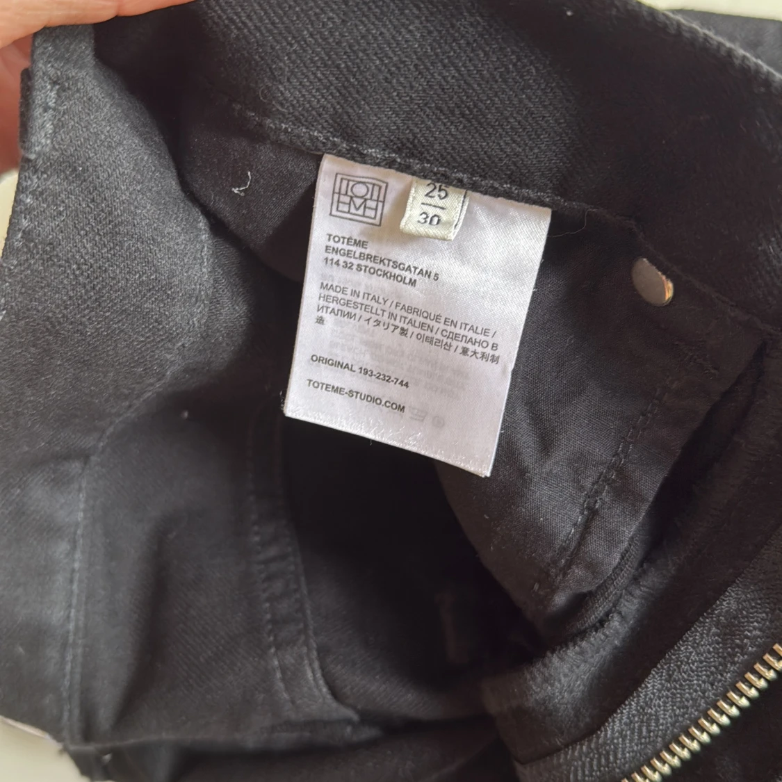 Svarta raka jeans från Totême