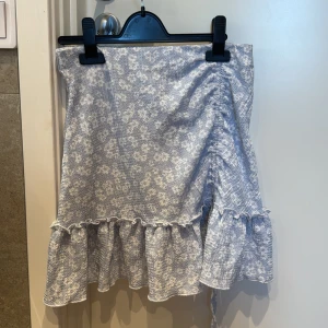 Blommig kjol - Jätte fin kjol som aldrig kommit till användning. Helt nytt skick inga som helst skador!