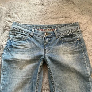 Ljusblå jeans från Esprit - Jätte snygga lågmidjade jeans med bootcut. Midjemått: 40 cm, innerbenslängd: 78 cm💞💞