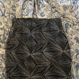 Glitterkjol - Glitterkjol från Noisy may. Aldrig använd. Storlek M. Tvättar allt innan, skriv för mer bilder eller om du har några frågor.💞