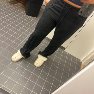 Svarta linnebyxor - Svarta linnebyxor med avslappnad passform och resår i midjan. Byxorna har raka ben och är tillverkade i ett mjukt material som känns skönt mot huden. Perfekta för chill dagar eller när du bara vill vara bekväm.