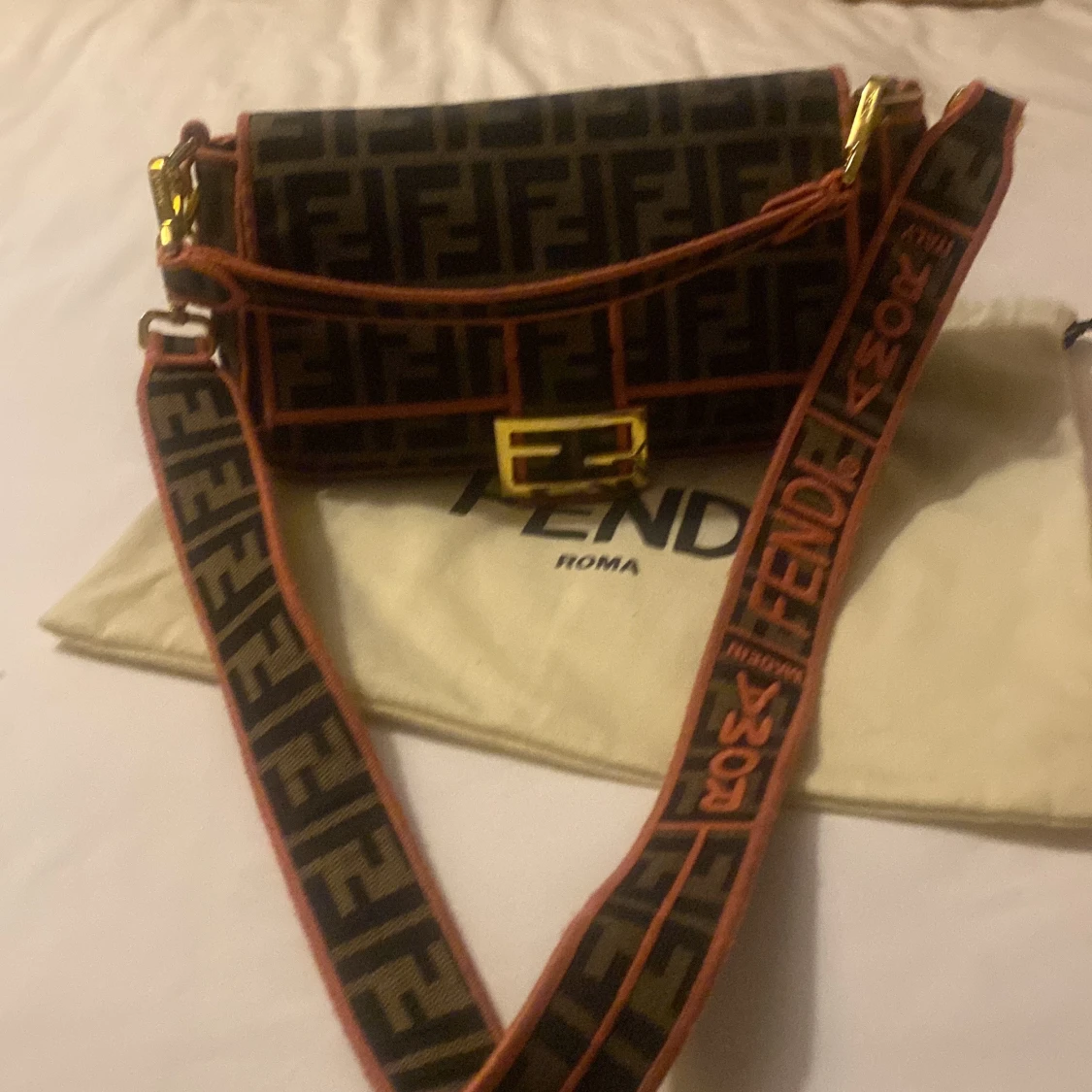 Fendi axelväska med avtagbar rem - 1