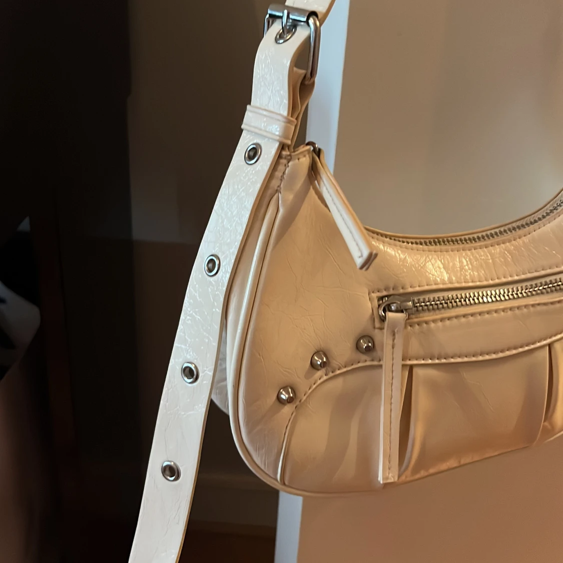 Vit axelväska från Monki i skinnimitation - 1