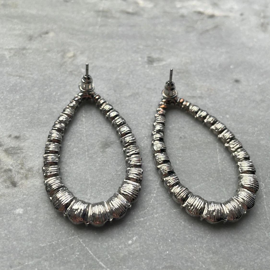 Silverfärgade örhängen - 1