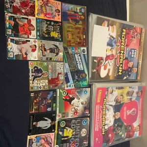 Adrenalyn XL Collector's Album FIFA World Cup Qatar 2022 & FIFA 365 2025 - Samlaralbum för Adrenalyn XL med officiella trading cards från FIFA World Cup Qatar 2022 och FIFA 365 2025. Perfekt för unga fotbollsfans som vill samla och byta kort med stjärnspelare som Ronaldo, Mbappé och Zlatan. Albumet har färgstarka omslag och plats för många kort.