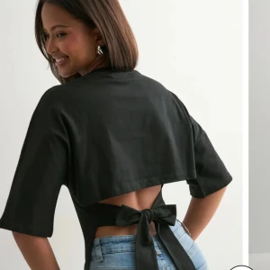 Knyt topp - Säljer denhär knyttoppen pga att den inte kommer till användning tyvärr. Den är i storlek L och passar mig perfekt med större bröst. Man kan knyta den hur tajt man vill i midjan. Använd fåtal gånger och inga defekter.❤️