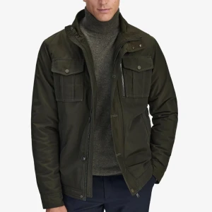 Olivgrön fieldjacket från John Henric - Stilren olivgrön vindjacka från John Henric. Originalpriss 1500, mitt pris 700. Inga defekter alls. Storlek S men passar även vissa M