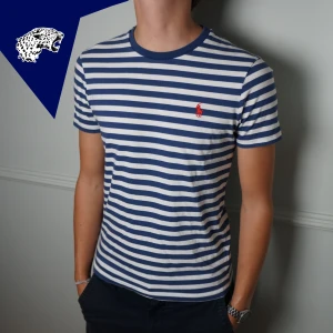 RALPH LAUREN T-SHIRT - Riktigt snygg T-shirt från Ralph Lauren | Skick: 8.5/10 | Strl: S | Modellen är 182 | Hör av dig om du undrar någonting!