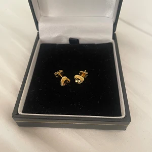 Guldpläterade hjärta örhängen - Rostfria helt nya!