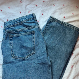 Blå jeans från Weekday Arrow - Klassiska blå jeans från Weekday, modell Arrow. Jeansen har rak passform, fem fickor och dragkedja i gylfen. Tillverkade i tåligt bomullsjeans med snygg tvättad look och detaljer i kopparfärg. Perfekta för en chill och stilren vibe. Oversized 