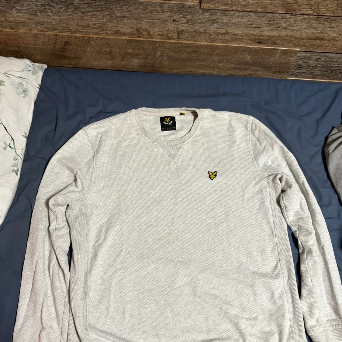 Ljusgrå långärmad tröja från Lyle & Scott