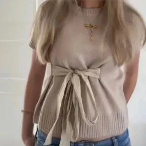 Zara Topp/ stickad t shirt med knyte - Super snygg Zara topp i storlek L (passar på mig som vanligtvis bär S) 💖💖