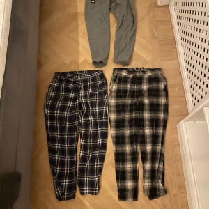 Två par pyjamasbyxor och ett par mjukisbyxor - Säljer byxorna som ett paket och anledningen till att jag säljer dem är för att jag har växt ur dem. 