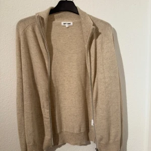 Soft Goat - NY! - Säljer en beige kofta från Soft Goat. Använd 2-3 gånger, säljer på grund av den är lite för liten för mig. Nypris 3200kr.