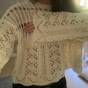 Virkad topp Zara - Säljer den här virkade toppen från Zara🩵plagget är i nyskick, har inga tecken på användning! Den säljs inte längre på Zara, nypris 349💘pris kan diskuteras