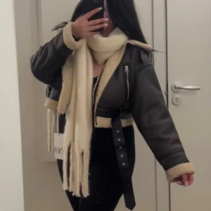 Svartbrun teddyjacka med bälte och dragkedja - Jätte fin jacka från Zara, använd en gång. Värmer och är i bra kvalité. Storlek M men kan funka till S också. Ordinarie pris var 859kr