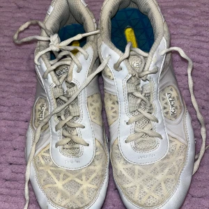 Cheerkengät 39.5 - Paljon käytetyt cheer kengät. Kaepa merkkiset. Muuten ok kunnossa, mutta pohjat jo kuluneet. Sopii vaikka aloittelijalle ekoiksi kengiksi. Koko 39.5. Pohjallisen pituus 25.5cm. Eläintalous MMM, lisätietoja saa kysymällä Katsothan myös muut ilmoitukseni Tarjoa 