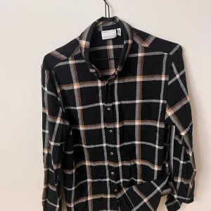 En rutig skjorta - Säljer en rutig skjorta för män. God skick. Använd ett par gånger.