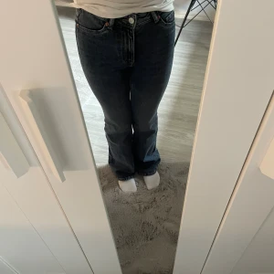 Mörkblå bootcut jeans från H&M Divided - Snygga mörkblå bootcut jeans från H&M Divided i storlek 32, men passar mig bra då jag har xs. Jeansen har klassisk femficksdesign, hög midja och är tillverkade i en bomullsblandning med lite stretch för skön passform. Har inte använt dem.💕