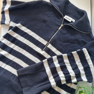 Randig half ziptröja från Kappahl XS - Mörkblå och vit randig tröja från Kappahl!  XS men sitter ”lite stort” på mig som är S/M. Vida armar och perfekt nu till höstmyset 🍁 En liten fläck som knappt är märkbar, se bild. Katt finns i hemmet. 🌸