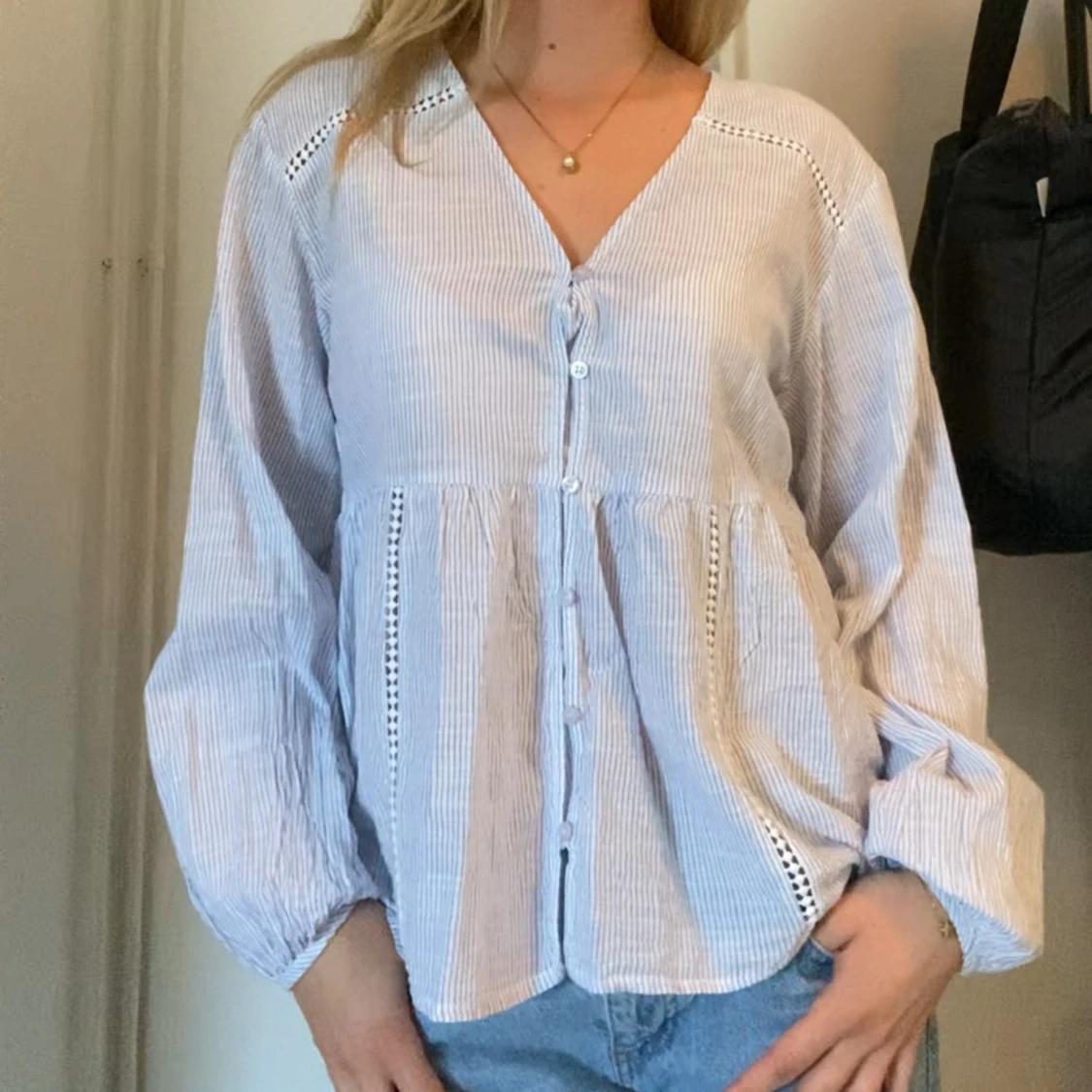 Randig blus från ONLY med v-ringning - 3