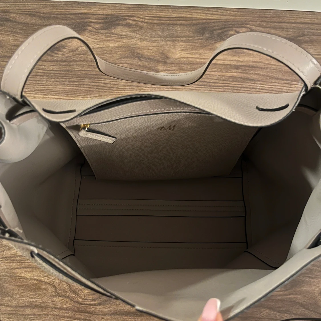 Beige axelväska från H&M i syntet - 4