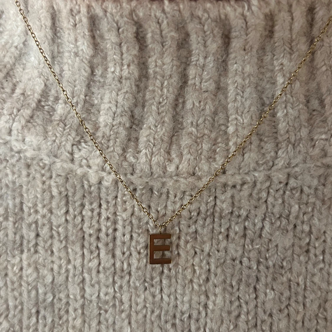 Guldhalsband med bokstav E från Edblad