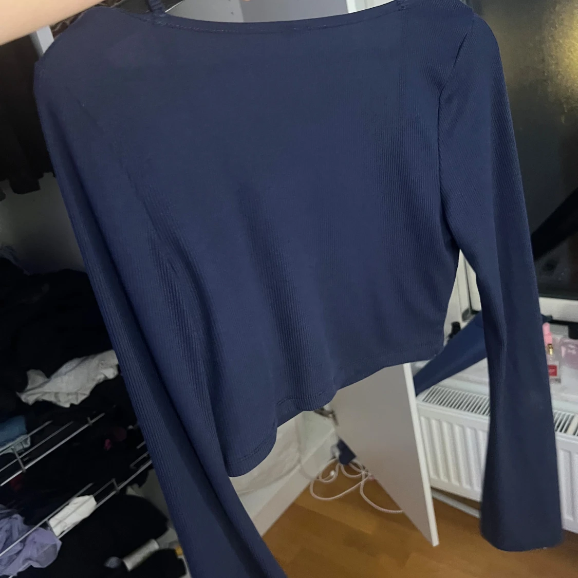 Mörkblå croppad långärmad topp - 1