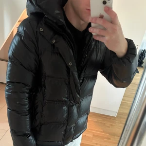 Duvetica jacka - Tjena. Säljer denna stilrena Duvetica jacka som jag använde förra vintern men som nu är lite för liten för mig. Mycket bra skick. Storlek S. Ny pris runt 4000kr
