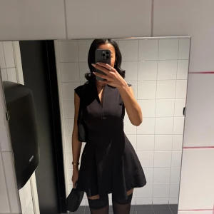 Svart kort ärmlös klänning med v-ringning - Använd 2 gånger. Nyskick 