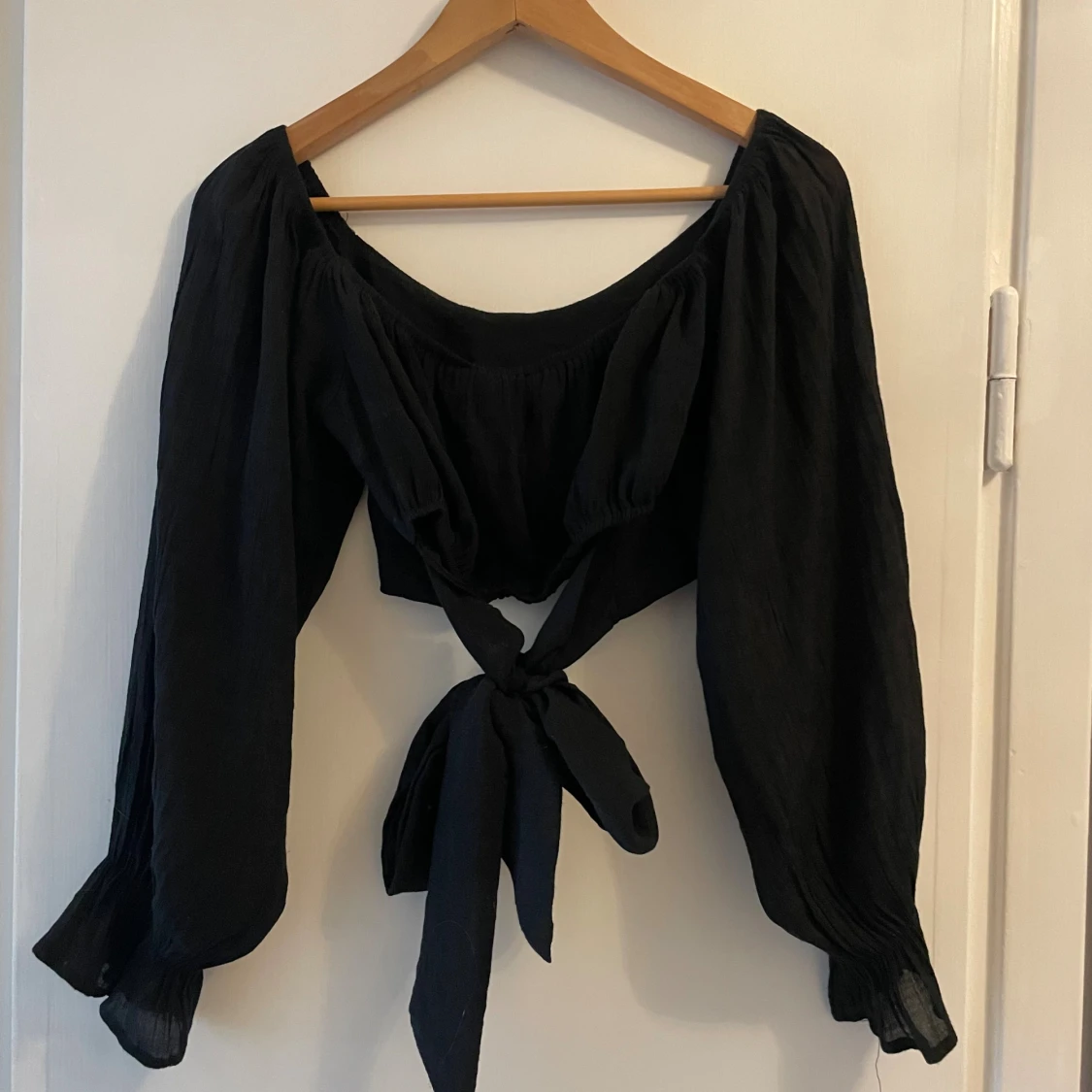 Svart croppad blus med knyt - 3