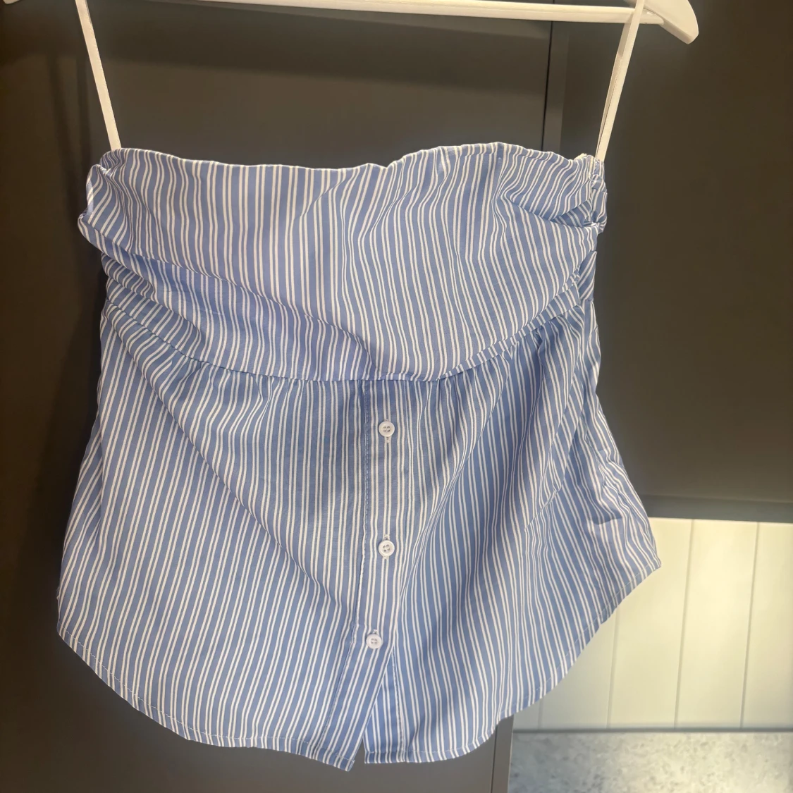 Blåvit randig tubtopp med knappar - 2
