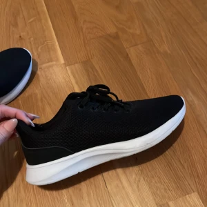 Svarta sneakers från SOC, storlek 38 - Svarta sneakers från SOC i storlek 38. Skorna är knappt använda och har endast använts inomhus. 