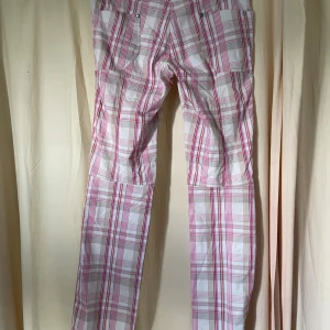 Lågmidjade rosa rutiga byxor Think Pink - Står storlek 42 men passar mig som har S. Lågmidjade och lite utsvänga i stretchiga material. Skriv vid frågor🌸💕