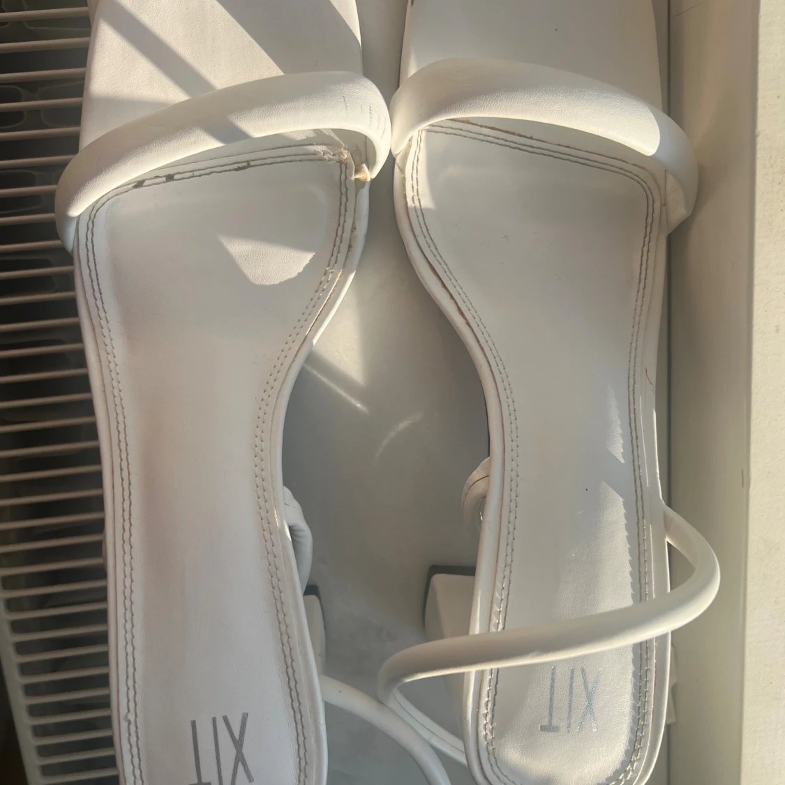 Vita sandaler med klack från XIT - 2