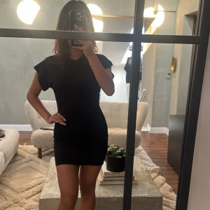 Svart kortklänning från avora XS - Säljer min älskade avoraklännig då den tyvärr är förliten. Aldrig använt och lappen är kvar 