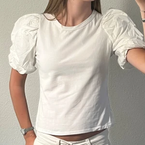 Vit topp med puffärmar från H&M - Superfin vit topp från H&M med  puffärmar Toppen är helt oanvänd och har prislappen kvar. Den är i storlek S 🪽