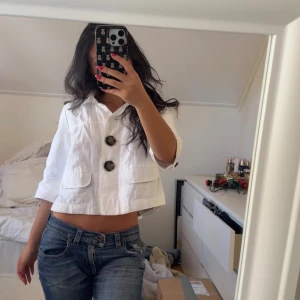 Trekvartsärmad kappa  - Jätte söt trekvartsärmad jacka i storlek 34 som passar till allt💕 Knappen längst upp saknas, men det går att fixa! 