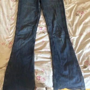 Pepe jeans  - Säljer dessa pepe jeans i storlek W25 L30  midjemått rakt över: 35 cm ish innerbenslängd: 75 cm