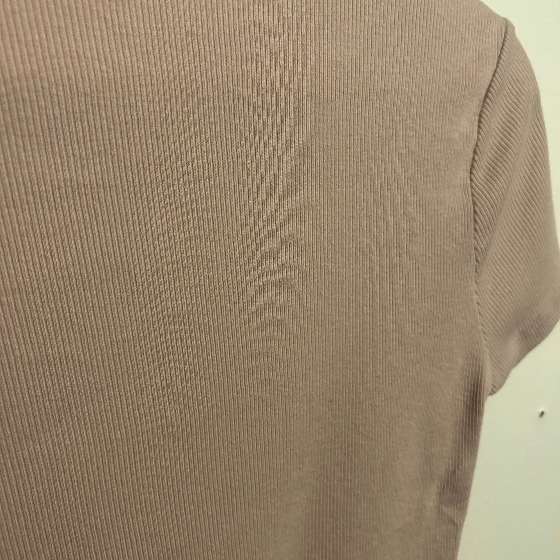 Beige ribbad croppad topp - 2