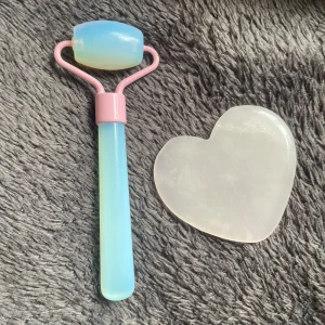 Ansiktsroller och gua sha🤍 - Säljer en snygg ansiktsroller i blått och rosa med matchande hjärtformad gua sha-sten. Perfekt för att boosta din hudvårdsrutin och ge ansiktet en fräsch känsla. Båda är gjorda i slät sten och känns lyxiga att använda. 60kr styck eller 100kr för båda!🫶🏻
