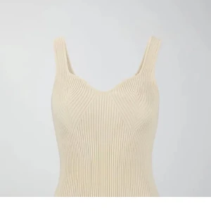 Ribbad beige linnetopp med breda axelband - Säljer en ribbad beige linnetopp med breda axelband och snygg v-ringad form. Toppen är figurnära och har en modern, stilren look som passar perfekt till jeans eller kjol. Materialet är stretchigt och bekvämt, perfekt för varmare dagar. Så fin! Skriv gärna vid frågor!🤗