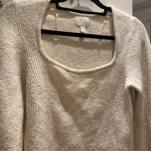 Beige stickad tröja från H&M - Mysig beige stickad tröja från H&M med fyrkantig ringning och lång ärm. 💕💕💕