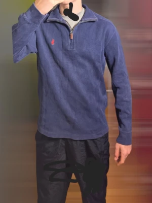 Blå half zip tröja från Polo Ralph Lauren - Säljer en marinblå långärmad tröja från Polo Ralph Lauren med half zip och röd broderad logga på bröstet. Skicket är mycket bra. Svarar gärna på era frågor och kolla in profilen för fler feta kläder.