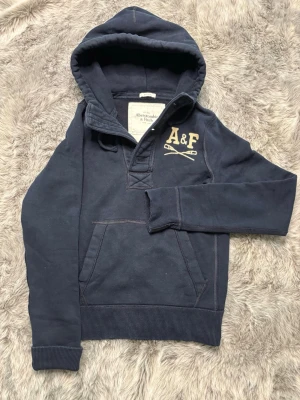Abercombrie&Fitch Hoodie - Säljer denna sällsynta och mycket eftertraktade Abercrombie & Fitch hoodie | Storlek S | Mycket bra skick | Vid eventuella frågor hör gärna av dig och erbjuder bra pris vid köp av bundle 😁✅